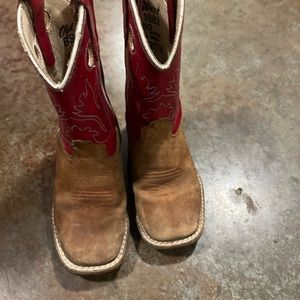 Toddler boy size 9 old west boots. Has some wear and tear. In ok condition
